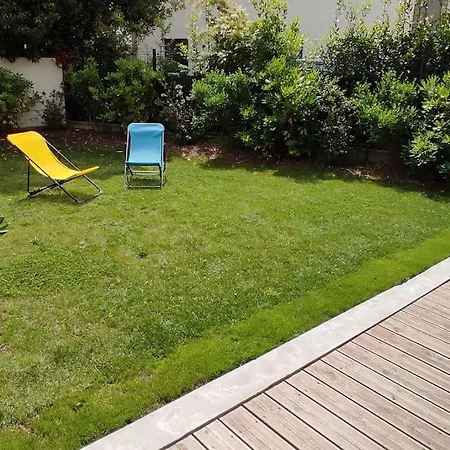 Avec Parking Et Jardin Prive.