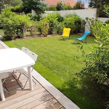 Avec Parking Et Jardin Prive.